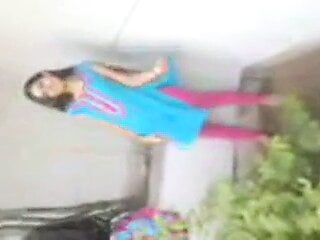 Индийская девушка исполняет стриптиз на улице