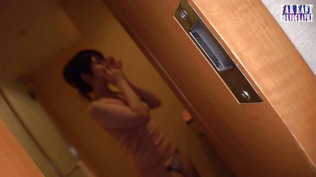 Cewek sange ini lagi asik jalan-jalan sambil ciuman sperma sampai ludes.3