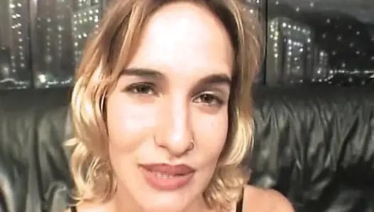 Sarışın hatun yüze boşalmak için büyük yarağı gırtlağına kadar alıyor