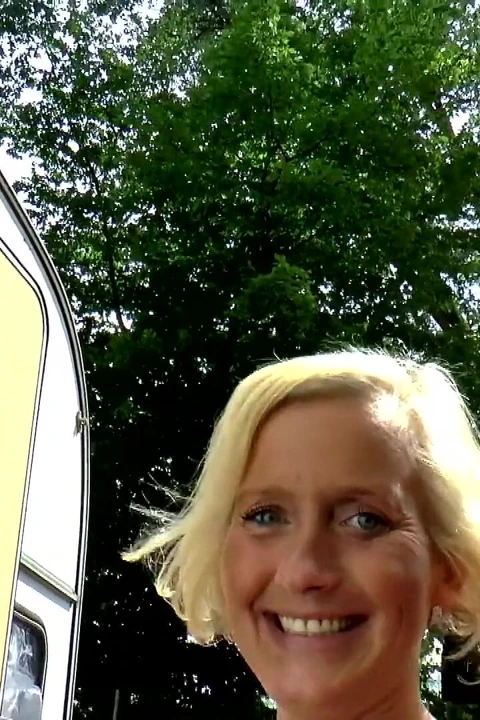 金发熟女被两个年长的壮男双洞齐插