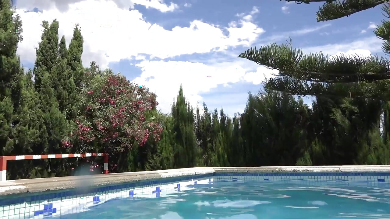 Morena gata com peitos bonitos está mijando na piscina