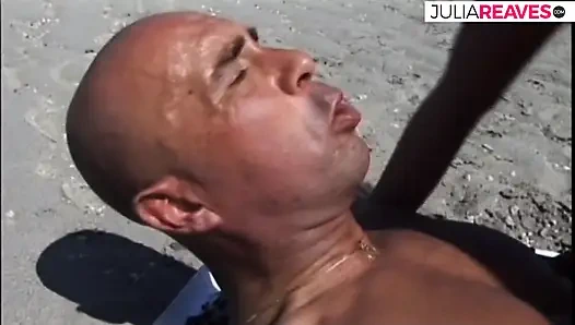 Сучка сосет огромный член, затем жестко трахается на пляже