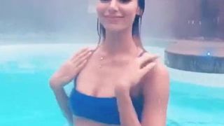 Madison Grace Riet in blauwe bikini