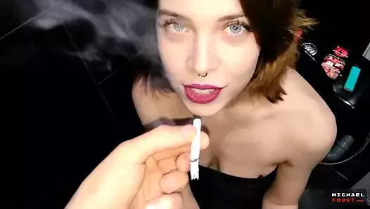 美丽的陌生人在俱乐部厕所里吮吸鸡巴抽烟，并让她湿润的阴户性交