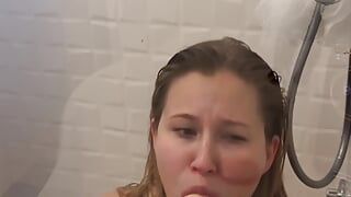 Mentre la bellezza si faceva la doccia, voleva masturbarsi