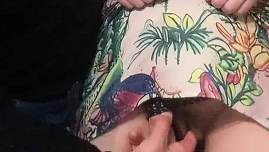 Tante mesum ini lagi asik fingering memeknya di kereta bawah tanah