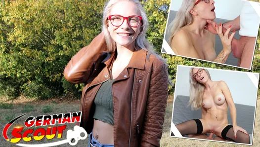 Scout allemand - Vivi Vallentine, fille blonde à lunettes en forme, se fait draguer et parler de casting
