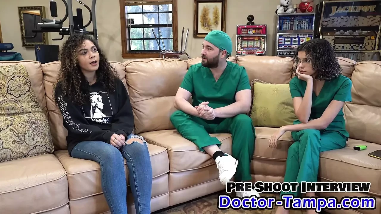 Torne-se médico tampa, dê peituda caloura Mara Luv obrigatório novo aluno físico com enfermeira Aria Nicole!