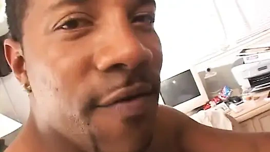 Brunette mengekspos memeknya ke lidah pria kulit hitam