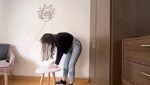 Kimse farketmesin diye dolaba dokunuyorum
