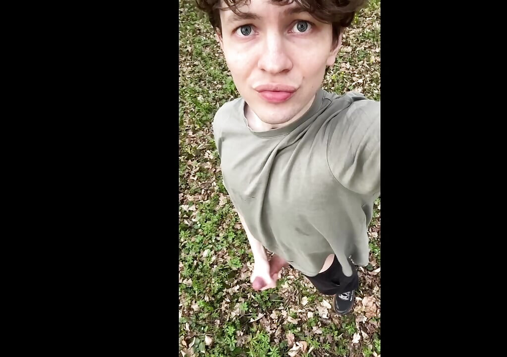 性感Twink在樹林裡玩他巨大的血管雞巴冒險