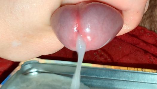 Langzaam lekt sperma tijdens het afronden en laat dan een grote machtige enorme lading los in een metalen bakje, super extreme close-up cumshot, sperma-lading
