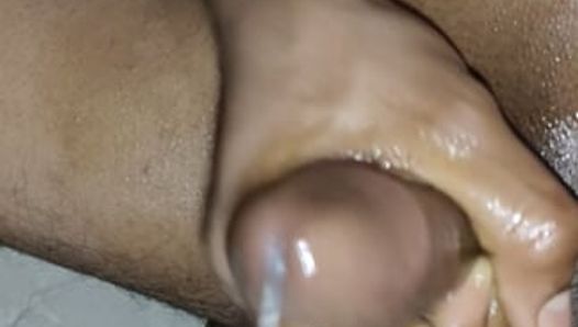 Un Indien musclé se masturbe avec une grosse bite et éjacule