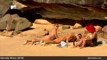 Joel corry y scotty t tomando el sol desnudos en una playa