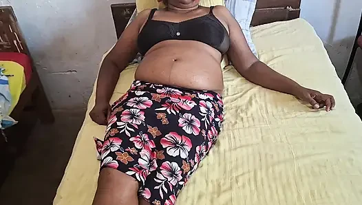 Yatakta dinlenirken orta yaşlı seksi üvey anne