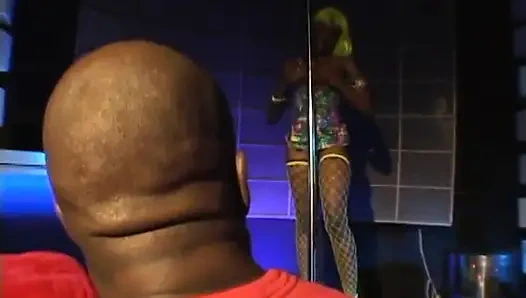 Model ebony yang menakjubkan dengan rambut kuning mendapat kontol di dalam lubangnya selama pesta