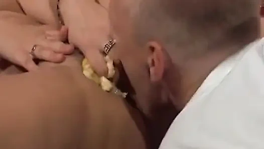 Almanya'dan orta yaşlı seksi kadın amını muzla siktiriyor