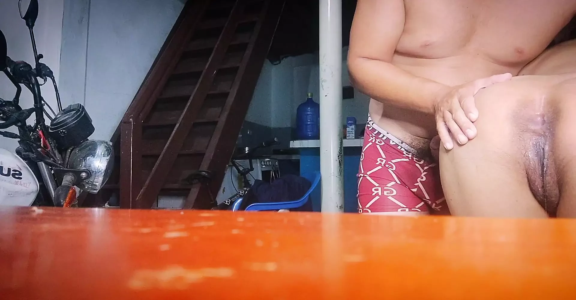 我的继女有一个热辣的阴户，她的屁股已经准备好接受双插。