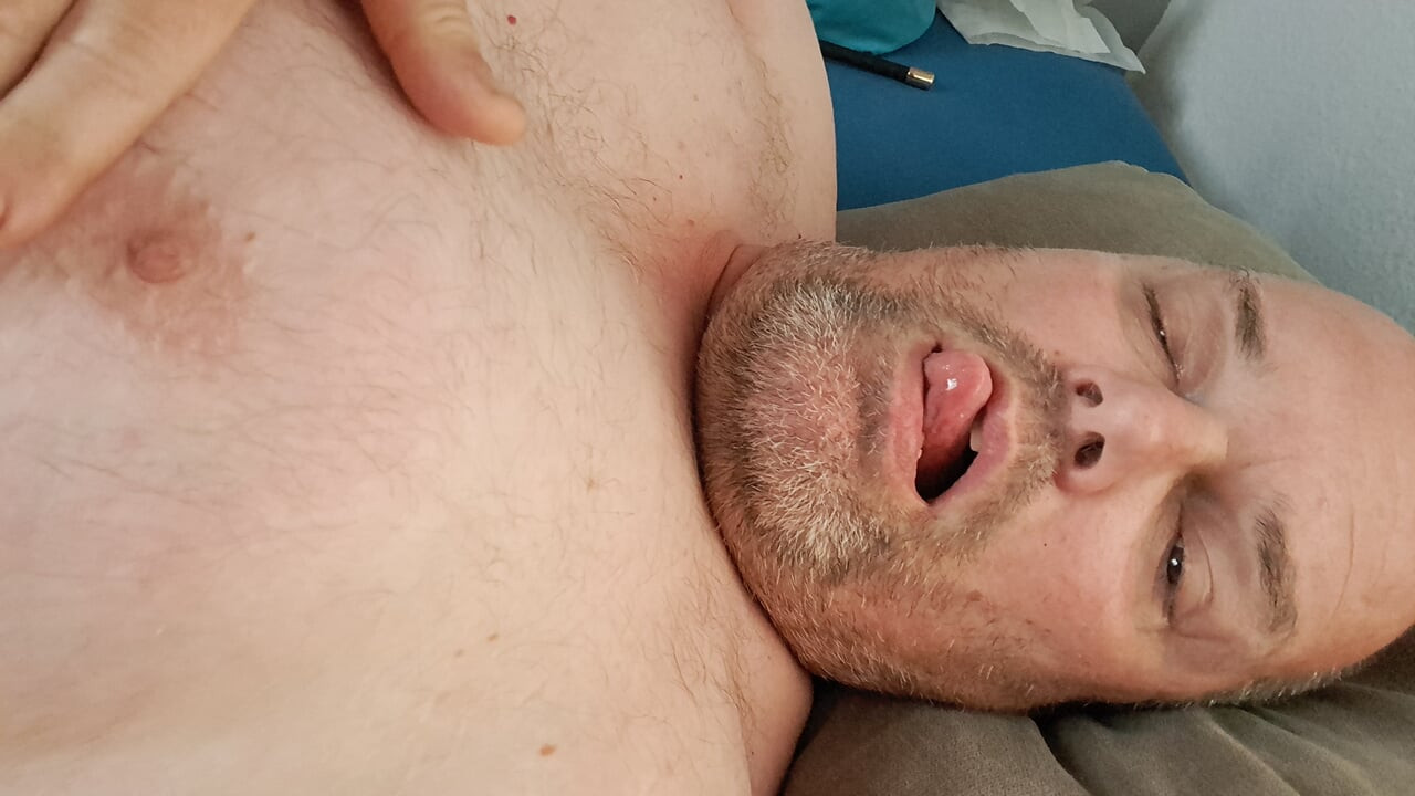 Tuoreen plugi perseessä ja tissien päällä