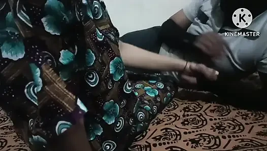 Odada kimse yokken kayınvalidesi ile odasında oğlu seks yapıyor