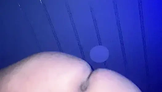 Cowok ini ngocok kontolku pakai dildo sebelum ngentot aku habis-habisan