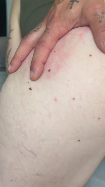 Deze MILF neemt twee enorme pikken in dubbele penetratie