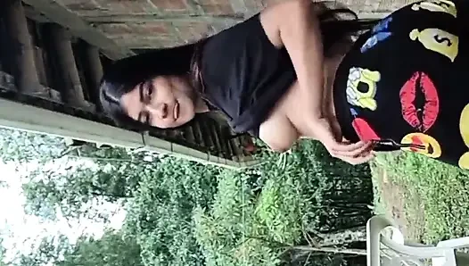 Yulieth Gomez parkta kendine dokunuyor ve amını gösteriyor ve tüm kıyafetlerini çıkarıyor