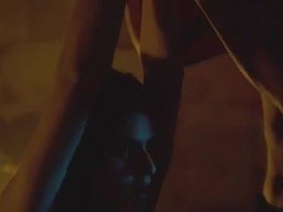 Alexandra Daddario - die Hände über dem Kopf gefesselt