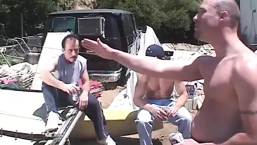 Trailer trash-hure hart in alle löcher gefickt