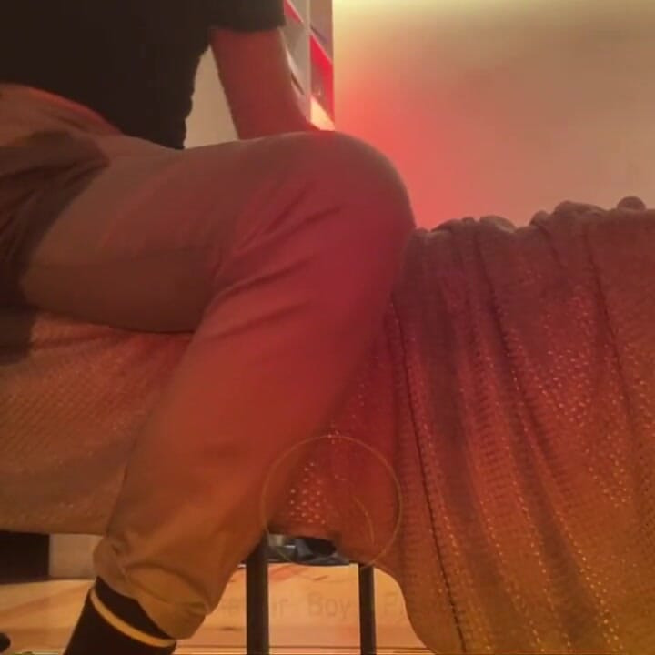 2 เพื่อนร่วมเพศมือสมัครเล่นเปียกกางเกงในกล้องสําหรับผู้ติดตาม