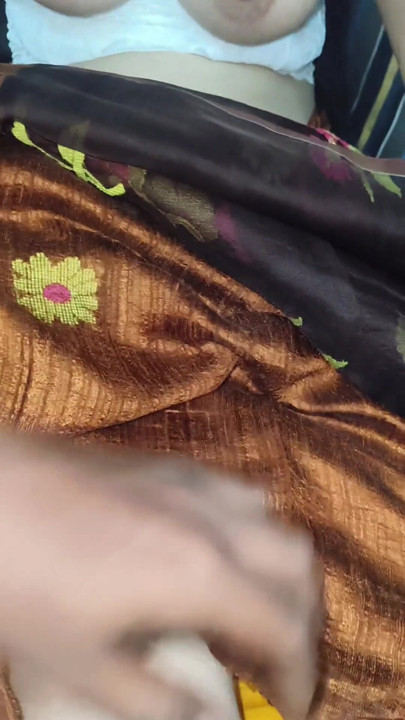 热辣的印度哥与她的老大学朋友发生性关系，并给他很好的口交。|剪辑 1