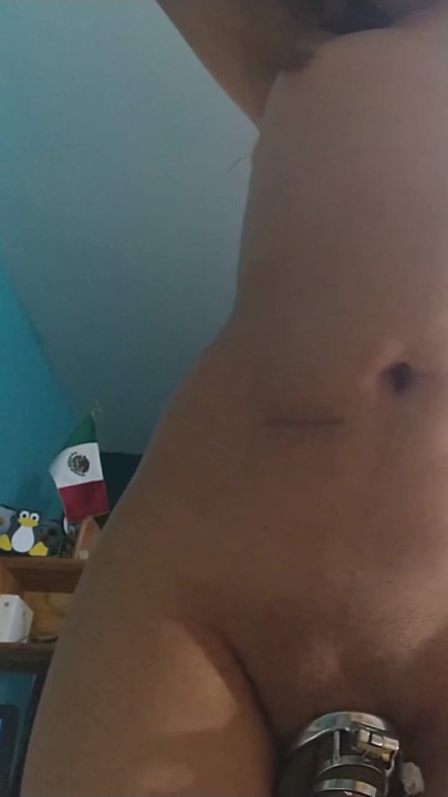 苗条的变性人女孩展示她的身体并努力玩耍 |剪辑 1