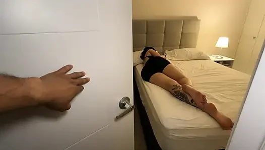 Üvey kız kardeşim TikTok kullanırken boşalmama izin veriyor - ücretsiz kullanım