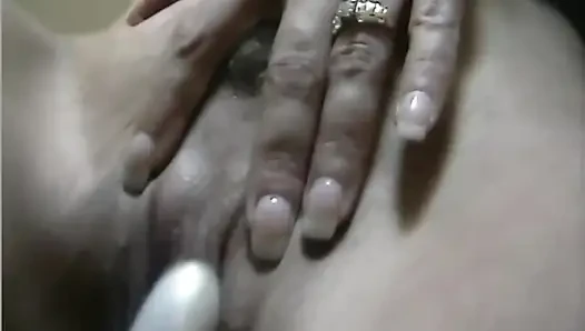 Tante seksi rambut pirang ini lagi asik fingering memeknya sampai muncrat banyak bange!