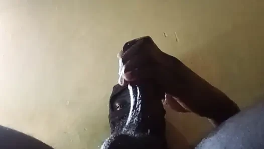 Büyük siyah yarağımı okşuyor