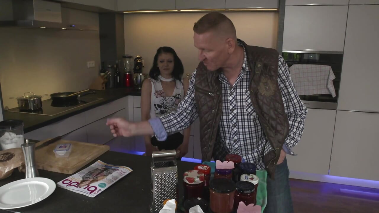 Tetovirana brineta jebana u njenu usku pičku