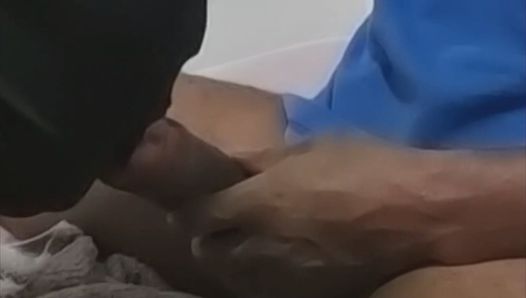 Cuckold makan air mani, suami biseksual berkongsi batang dan memancut mani dengan isterinya