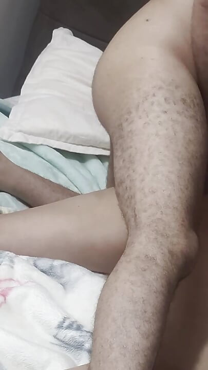 A la polla le cuesta meterse en su culo apretado para tener sexo anal profundo