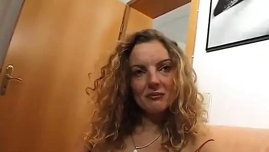 Tante nakal rambut pirang yang aduk lagi asik nyepong kontol