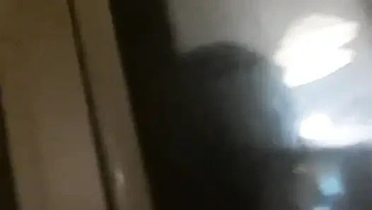 Видео, разбрызгивающееся у окна