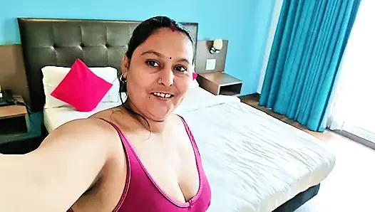 Pasangan India intim di kamar hotel