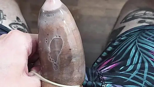 Fetiş - prezervatifin içine boşalıyor