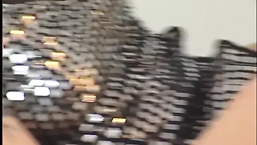 Dövmeli kızıl orta yaşlı seksi kadın amını büyük bir dildoyla dolduruyor
