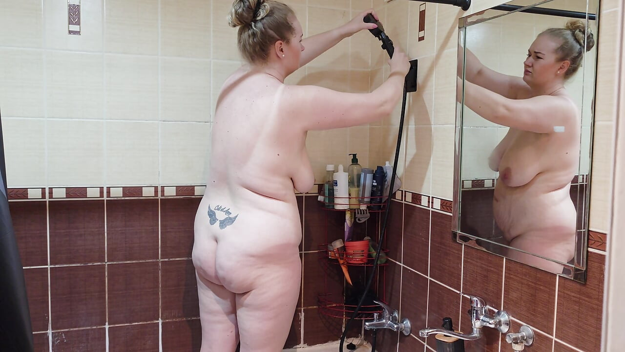 Liderlig mand forvandler sin kones brusebad til hed sex - blowjob, kneppe, intens orgasme, cumshot