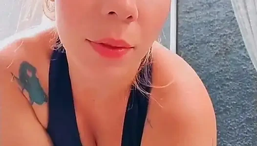 Рыжая показывает в окне - Sofia Felix