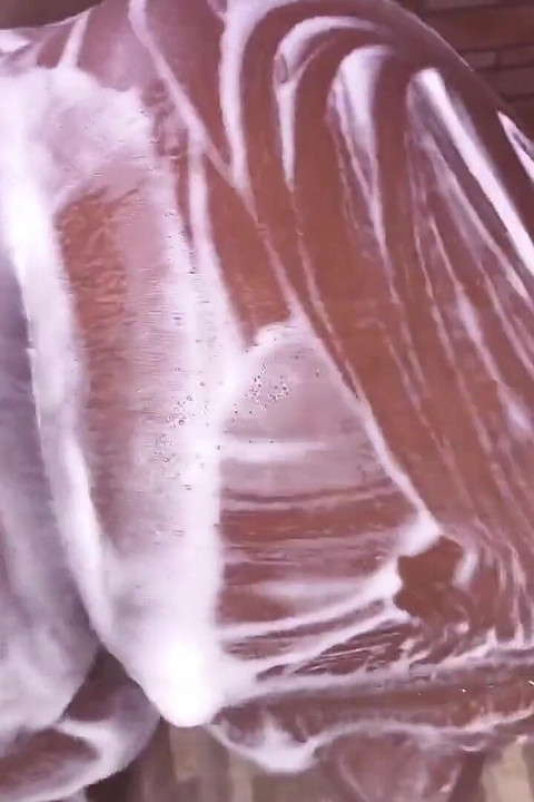 De perfecte douche met dikke kont