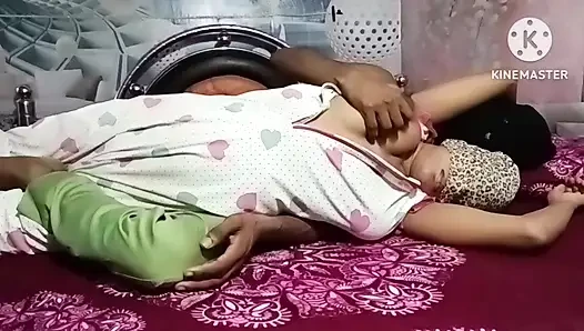 Sezon 217. Ateşli Hintli kadın erkek arkadaşının ağzına süt boşaltıyor