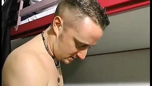 Güzel esmer genç bir çiftin oyuncu seçmeleri ağzına dölle sikiliyor