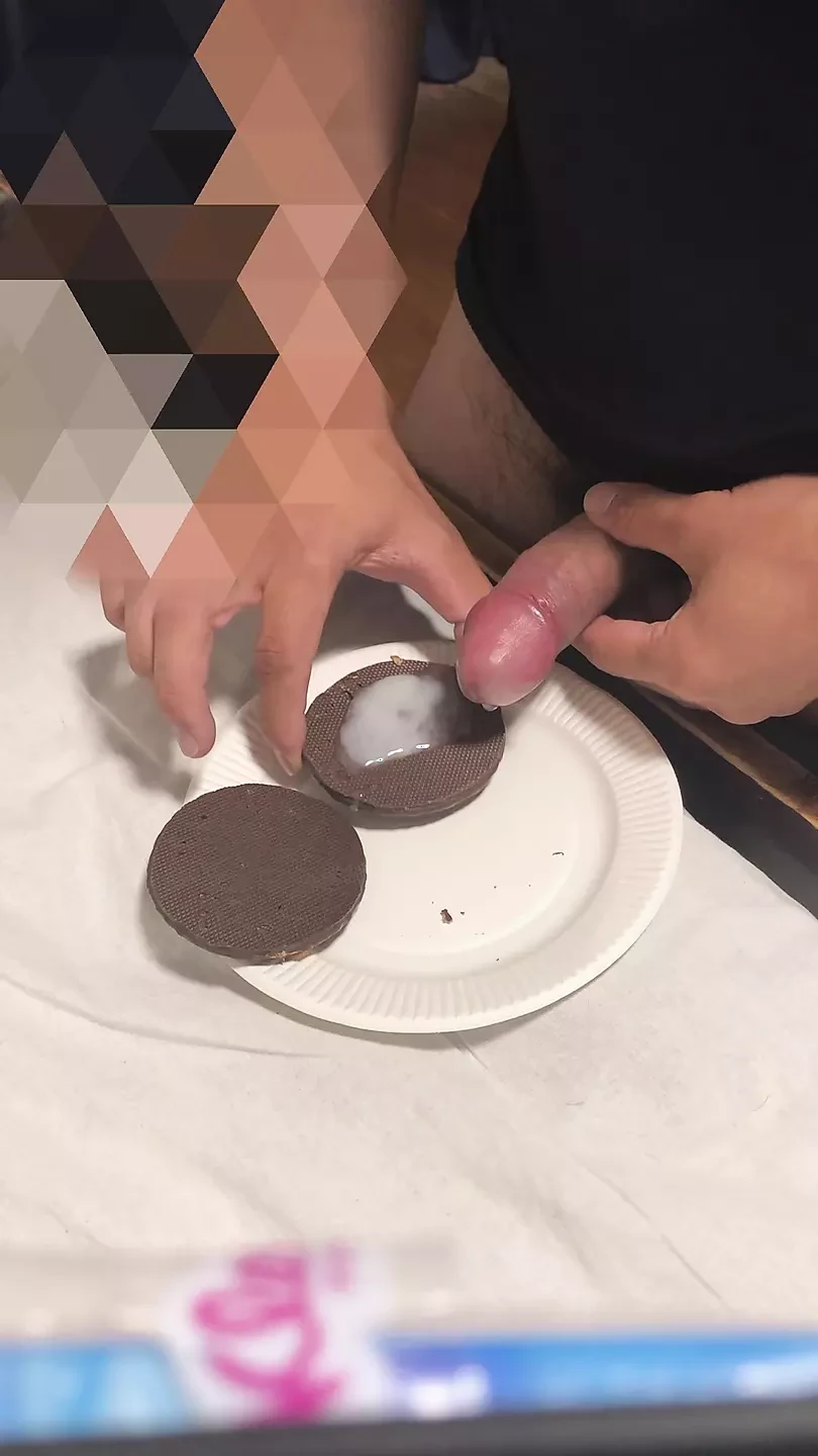 Eyacula y come pastel de chocolate