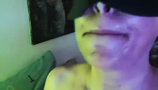 Ein dominanter und perverser handjob und blowjob, er kommt auf die titten seiner herrin! Abspritzen auf dicke titten!